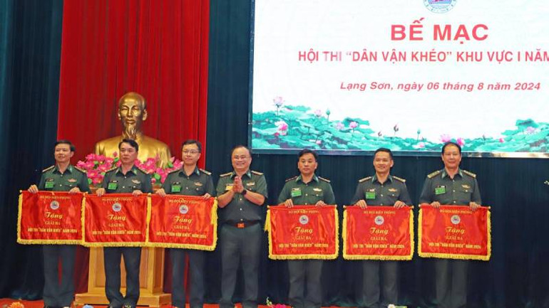 Đại diện ban tổ chức trao giải Ba cho các đội thi.