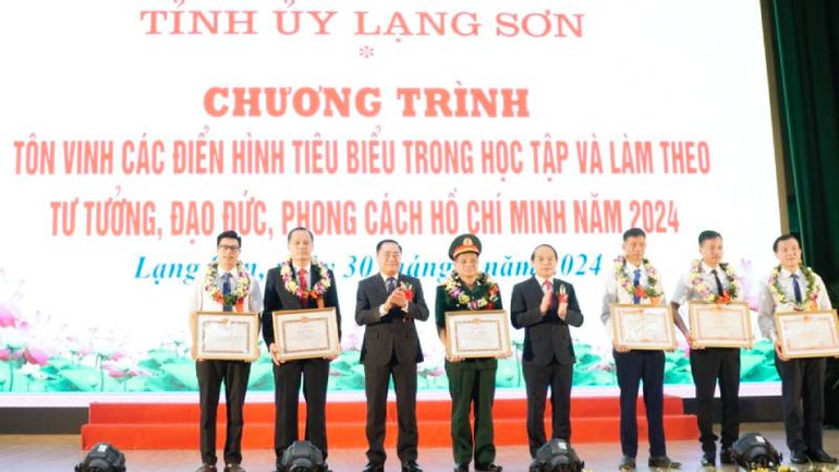 Các tập thể và cá nhân điển hình tiêu biểu được lãnh đạo tỉnh Lạng Sơn tặng bằng khen của các cấp.