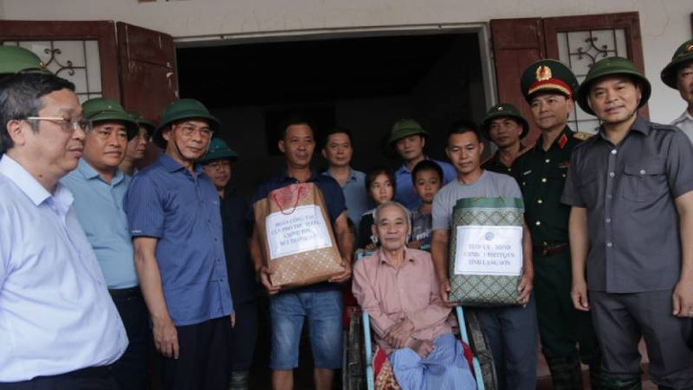 Phó Thủ tướng Bùi Thanh Sơn, thăm hỏi, tặng quà cho các hộ gia đình bị ảnh hưởng bão số 3 ở huyện Tràng Định, (Lạng Sơn).