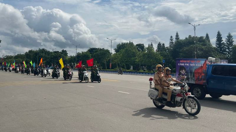 Các đại biểu và đoàn viên, thanh niên tham gia diễn hành, tuyên truyền phòng, chống ma túy trên các tuyến phố của thành phố Lạng Sơn.