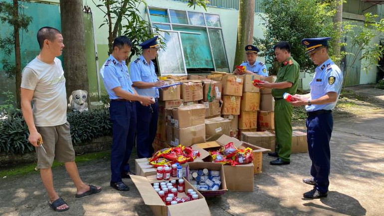 Lực lượng quản lý thị trường tỉnh kiểm tra xử lý vi phạm nhập lậu không rõ nguồn gốc.