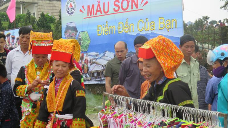 Bà con người Dao ở Mẫu Sơn tham dự các lễ hội xuân tại huyện Lộc Bình (Lạng Sơn).