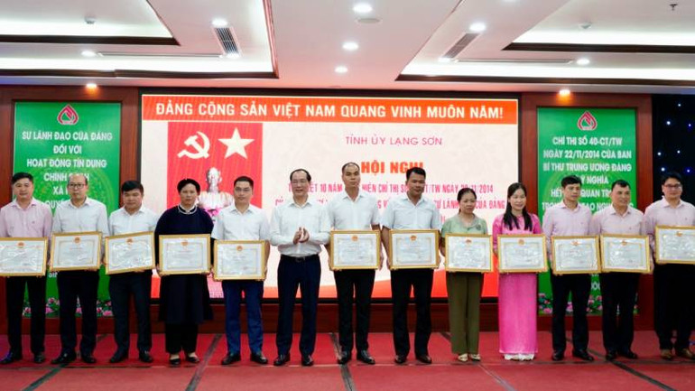 Đại diện lãnh đạo Ủy ban nhân dân tỉnh, trao bằng khen cho các tập thể và cá nhân vì có thành tích xuất sắc thực hiện Chỉ thị số 40-CT/TW.