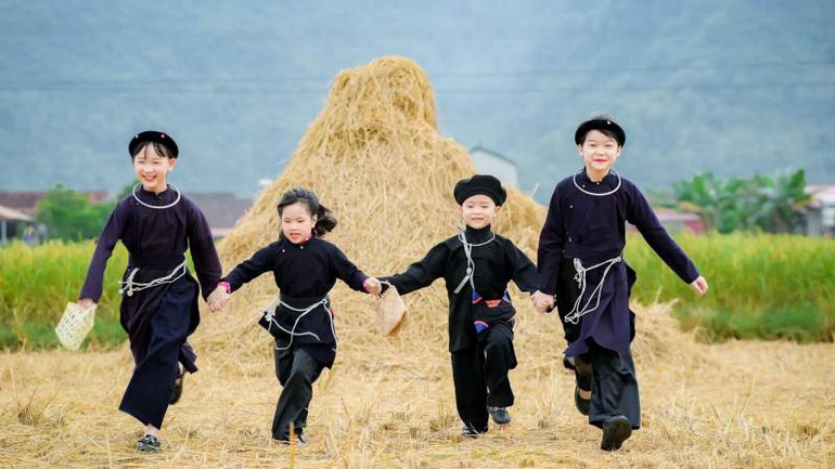 Trang phục truyền thống của dân tộc Tày được các em học sinh Trường Trung học cơ sở xã Bắc Quỳnh, huyện Bắc sơn (Lạng Sơn), thường xuyên mặc trong các giờ học.