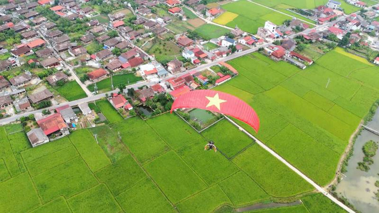 Du khách trải nghiệm bằng dù lượn trên cánh đồng thị trấn Bắc Sơn (Lạng Sơn).