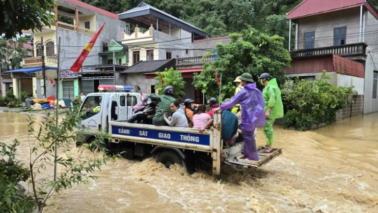 Cán bộ, chiến sĩ công an huyện Bình Gia, dùng phương tiện cứu người dân ra khỏi vùng lũ.