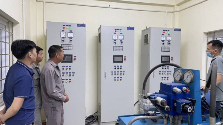 Công nhân Xí nghiệp Khai thác công trình thủy lợi Lộc Bình, vận hành xả nước hồ chứa nước Bản Lải.