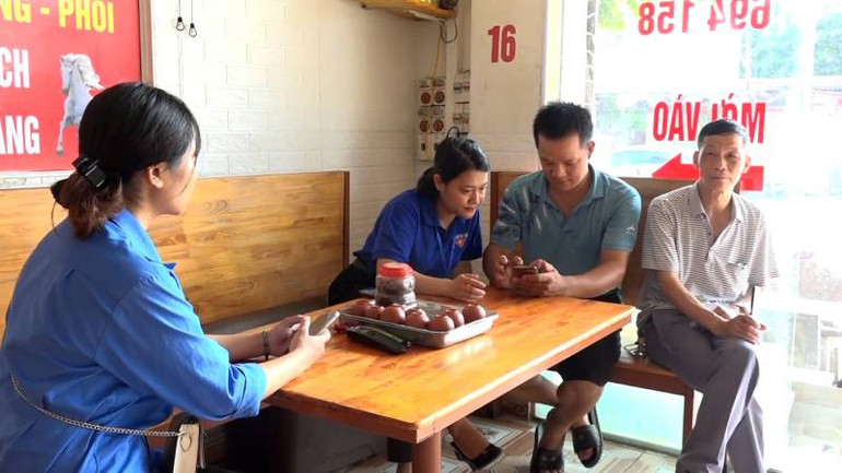 Tổ công nghệ số của thôn Quán Thanh, xã Chi Lăng, huyện Chi Lăng (Lạng Sơn) đến các hộ gia đình trong thôn hướng dẫn người dân đăng ký cửa hàng số.