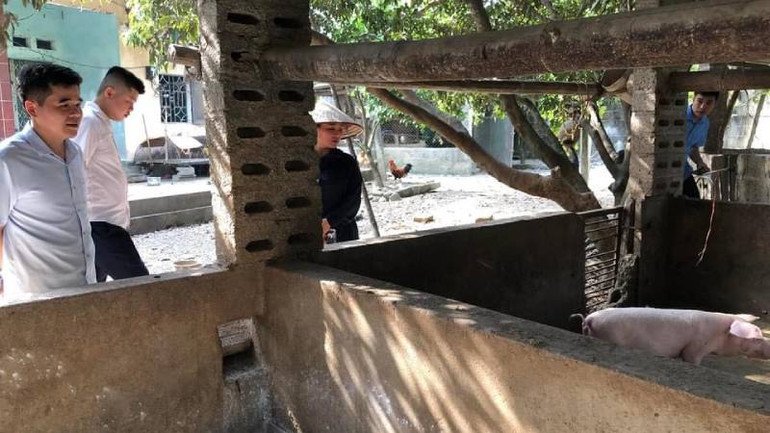 Lãnh đạo Chi cục Chăn nuôi và Thú y tỉnh Lạng Sơn, kiểm tra, hướng dẫn phòng, chống dịch tả lợn châu Phi tại cơ sở chăn nuôi.