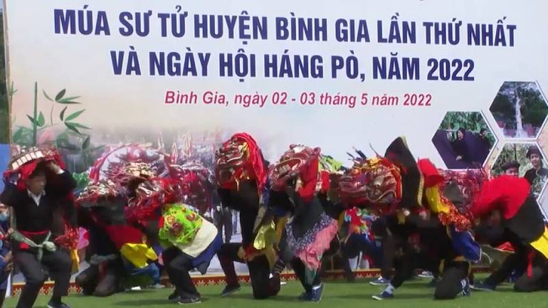 Múa sư tử mèo, một nét đẹp truyền thống của bà con dân tộc Tày, Nùng ở huyện Bình Gia (Lạng Sơn) được phục dựng biểu diễn trong các lễ hội.