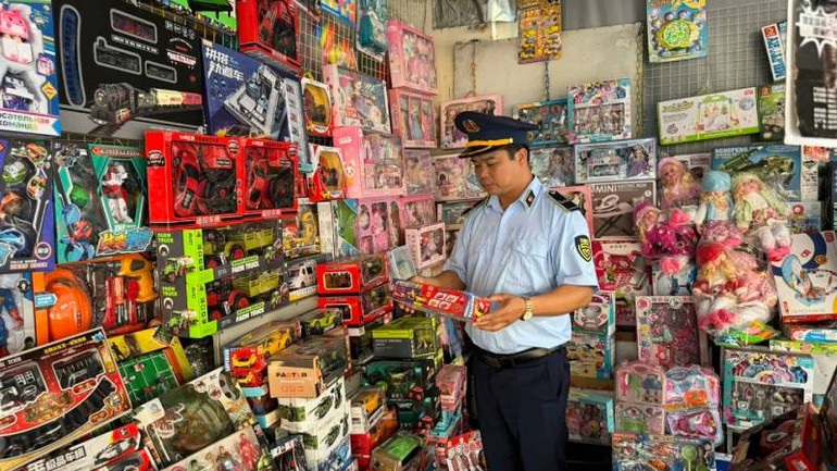 Đội quản lý thị trường số 1, kiểm tra các hộ kinh doanh đồ chơi trẻ em. Đội quản lý thị trường số 1, kiểm tra các hộ kinh doanh đồ chơi trẻ em.