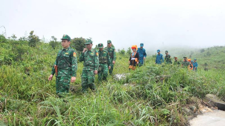 Cán bộ, chiến sĩ Đồn Biên phòng Chi Ma, Lộc Bình (Lạng Sơn), cùng lực lượng dân quân xã tổ chức tuần tra trên đường biên giới.