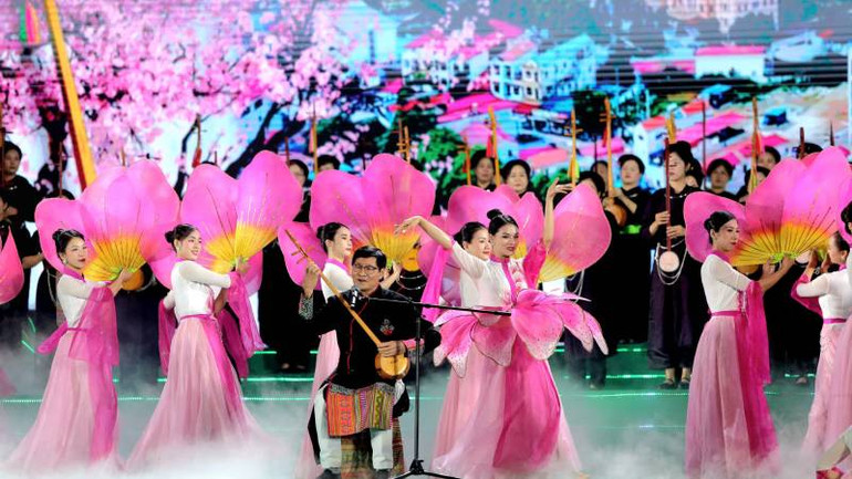 Các nghệ nhân, nghệ sĩ tham gia biểu diễn chào mừng Ngày hội văn hóa vùng Đông Bắc. Các nghệ nhân, nghệ sĩ tham gia biểu diễn chào mừng Ngày hội văn hóa vùng Đông Bắc.