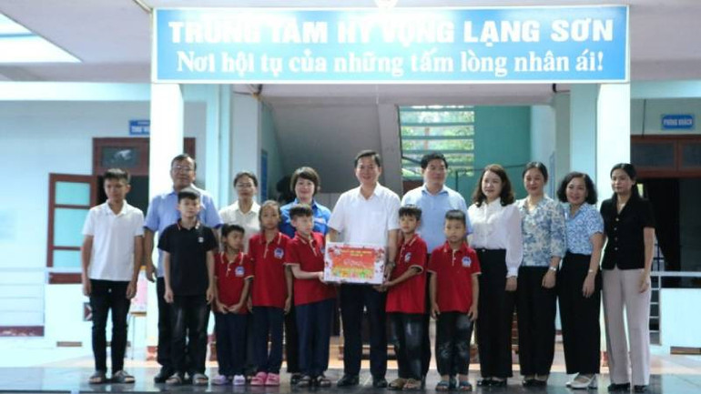 Đồng chí Đinh Hữu Học, Phó Chủ tịch Hội đồng nhân dân tỉnh Lạng Sơn cùng các thành viên trong đoàn tặng quà các cháu thiếu nhi ở Trung tâm Hy vọng (tại thôn Dốc Mới, xã Sơn Hà, Hữu Lũng, Lạng Sơn).