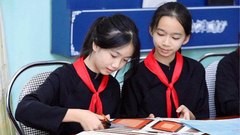 Các em học sinh Trường Trung học cơ sở thị trấn Bắc Sơn, huyện Bắc Sơn (Lạng Sơn) thực hiện lắp ghép mô hình " Cột cờ Hà Nội".