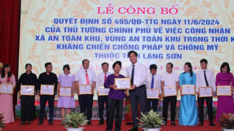 Lãnh đạo Ủy ban nhân dân huyện Cao Lộc trao giấy khen cho các tập thể và cá nhân. Lãnh đạo Ủy ban nhân dân huyện Cao Lộc trao giấy khen cho các tập thể và cá nhân.
