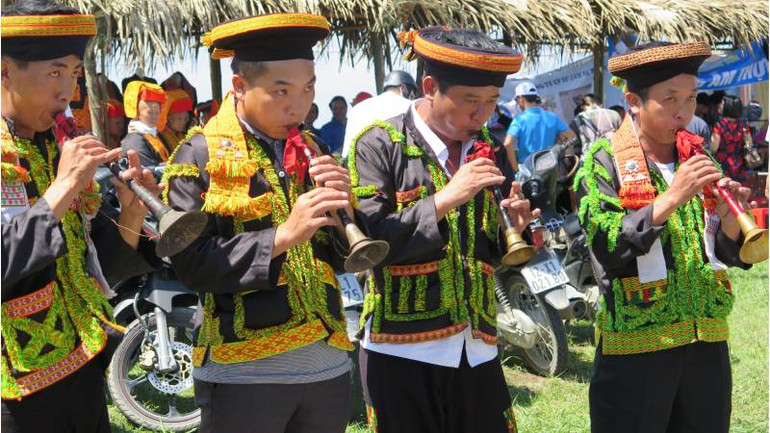 Các chàng trai người Dao Mẫu Sơn thổi kèn Pí Lè trong ngày hội xuân.