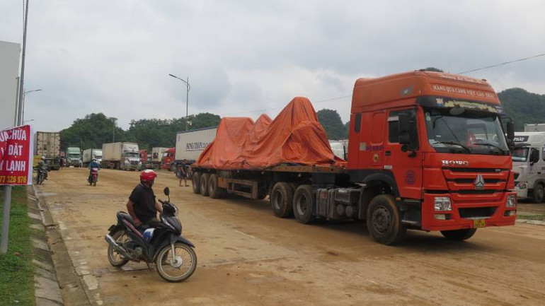 Xe chở hàng tồn ở Khu phi thuế quan, tại xã tân Mỹ, huyện Văn Lãng (Lạng Sơn).