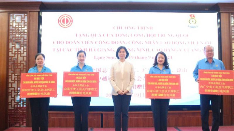 Đại diện lãnh đạo Liên đoàn Lao động 4 tỉnh gồm: Cao Bằng, Hà Giang, Quảng Ninh và Lạng Sơn nhận biểu tượng quà tặng của Tổng Công hội Trung Quốc.