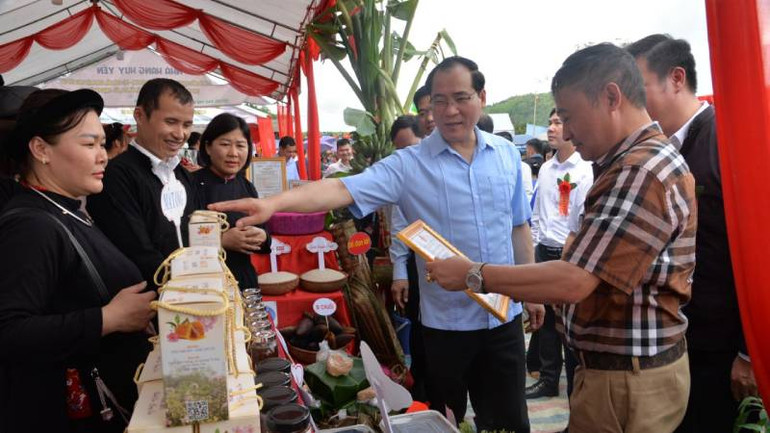 Lãnh đạo tỉnh Lạng Sơn và du khách tham quan các gian hàng trưng bày sản phẩm OCOP của huyện.