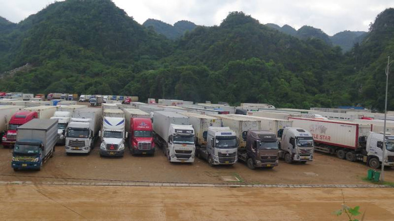 Xe hàng hóa chờ làm thủ tục xuất khẩu qua cửa khẩu quốc tế Hữu Nghị, huyện Cao Lộc (Lạng Sơn).