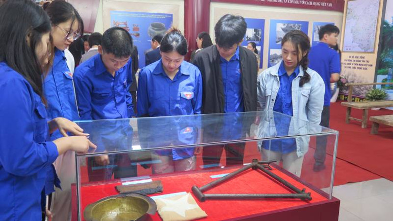 Đoàn viên thanh niên, học sinh trên địa bàn thành phố Lạng Sơn, tham dự trưng bày chuyên đề, tại Bảo tàng tỉnh Lạng Sơn.