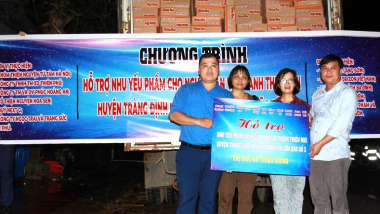 Đại diện lãnh đạo Tỉnh Đoàn Lạng Sơn, hỗ trợ nhu yếu phẩm cho người dân bị ảnh hưởng trên địa bàn huyện Tràng Định, Lạng Sơn.
