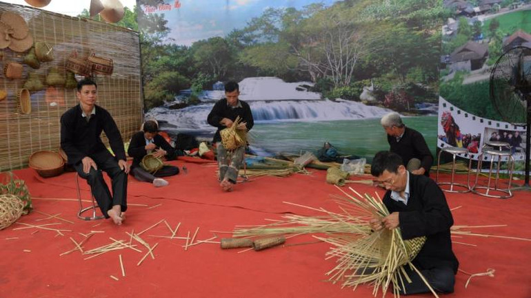 Các nghệ nhân của huyện Bình Gia tham gia khôi phục nghề đan lát, sản phẩm nông cụ của địa phương.