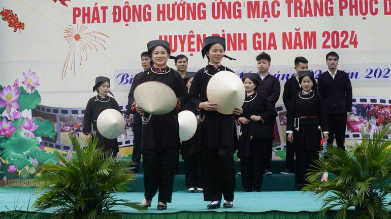 Trang phục truyền thống của dân tộc Nùng được các chàng trai, cô gái trình diễn tại lễ hội Lồng Tồng ở huyện Bình Gia (Lạng Sơn).