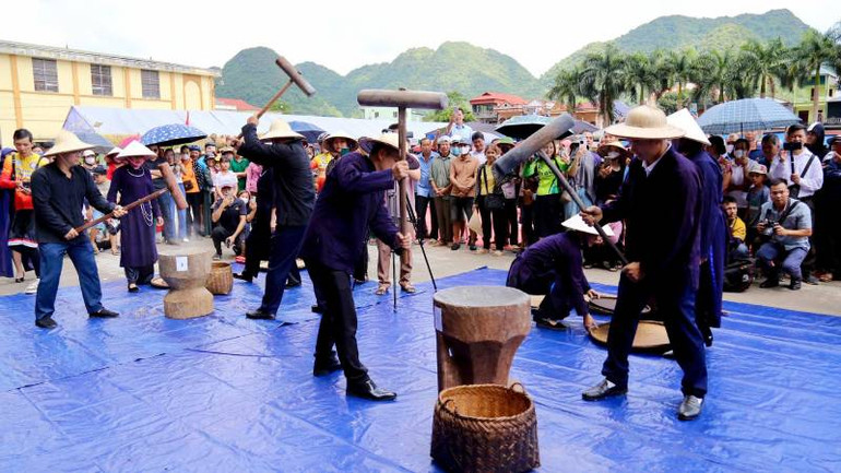 Người dân trong huyện Bắc Sơn (Lạng Sơn) tham gia hội thi giã gạo.