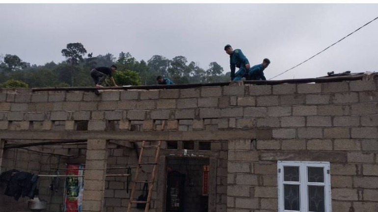 Nhiều hộ gia đình ở huyện Văn Lãng (Lạng Sơn) bị tốc mái nhà đang được các lực lượng chức năng khắc phục hậu quả.