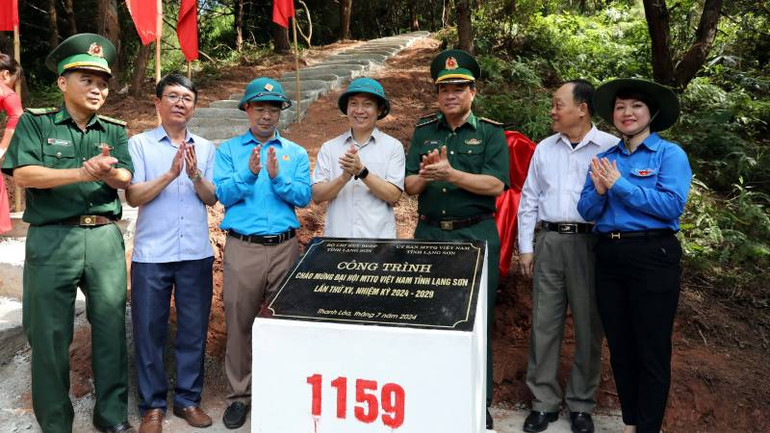 Các đại biểu bên công trình Chào mừng Đại hội Mặt trận Tổ quốc Việt Nam tỉnh Lạng Sơn, lần thứ 15, nhiệm kỳ 2024-2029.