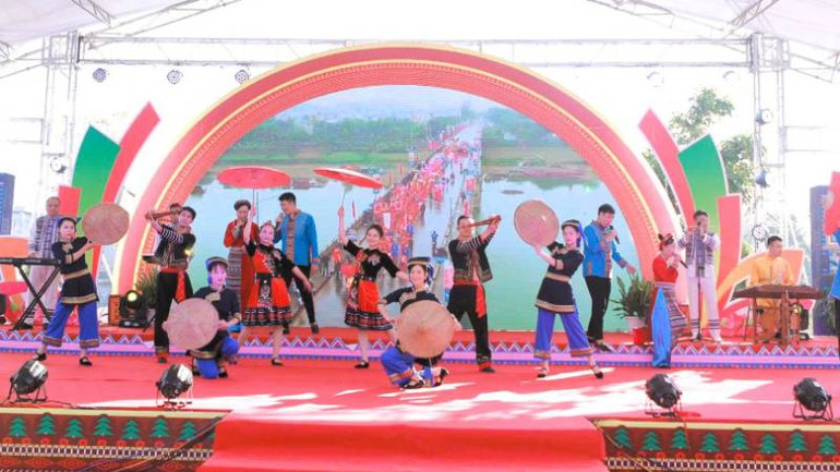 Tiết mục chào mừng lễ khai mạc ngày hội. Tiết mục chào mừng lễ khai mạc ngày hội.