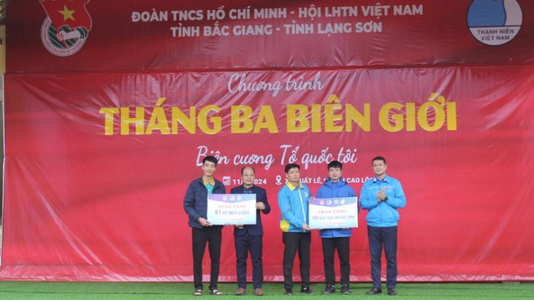 Tỉnh đoàn Lạng Sơn và Tỉnh đoàn Bắc Giang tặng quà cho nhà trường và học sinh Trường Trung học cơ sở Xuất Lễ, Cao Lộc (Lạng Sơn).