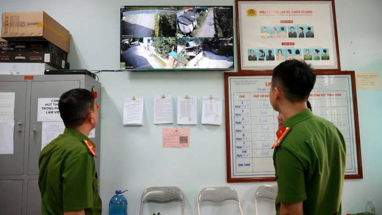 Công an xã Chi Lăng, huyện Chi Lăng (Lạng Sơn), kiểm tra an ninh trật tự tại các thôn bản qua hệ thống camera an ninh.
