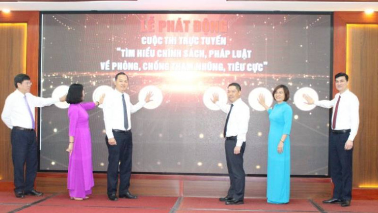 Ban tổ chức thực hiện nghi lễ bấm nút chính thức phát động cuộc thi.