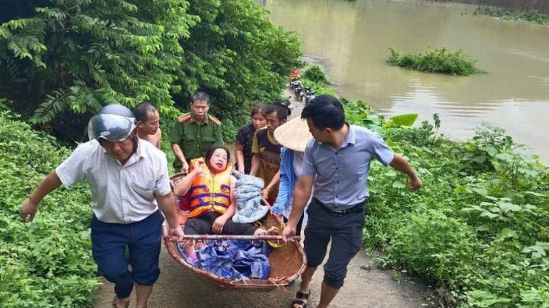 Lực lượng cứu hộ đã kịp thời vào xóm Lân Lì, thôn Bãi Danh, xã Yên Sơn, Hữu Lũng, (Lạng Sơn), đưa chị Linh Thị Vấn đưa đến Trạm y tế xã, cấp cứu kịp thời,