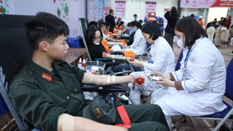 Các tình nguyện viên đơn vị lực lượng vũ trang tham gia hiến máu tình nguyện.
