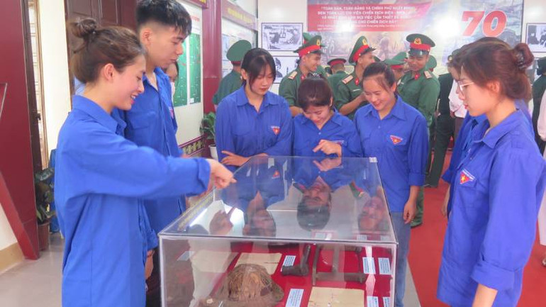 Các học sinh trên địa bàn thành phố Lạng Sơn tham quan triển lãm.