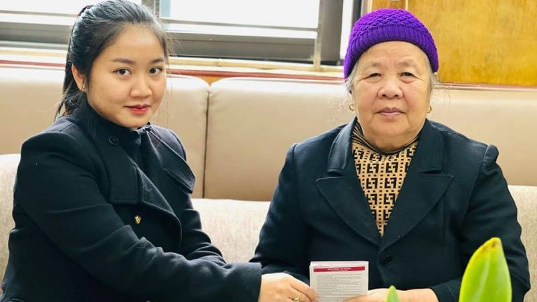 Khách hàng Đặng Thị Biên (Hữu Lũng), được giao dịch viên Agribank chi nhánh huyện Hữu Lũng hỗ trợ khi bị lừa đảo suýt mất số tiền 140 triệu đồng.