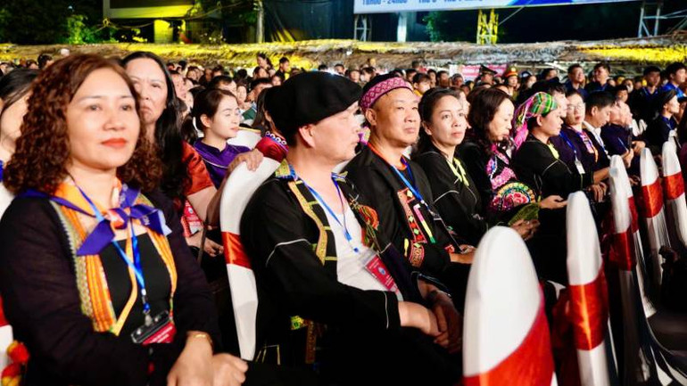 Đông đảo bà con nhân dân trên địa bàn thành phố tham dự Ngày hội văn hóa các dân tộc thành phố Lạng Sơn.