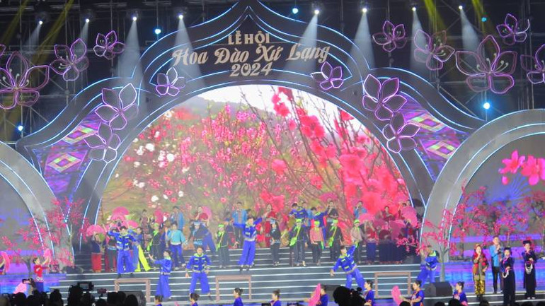 Các nghệ nhân, nghệ sĩ tham gia biểu diễn ngợi ca cây hoa đào xứ Lạng.