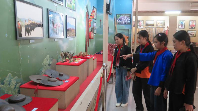 Các em học sinh trường Trung học sơ sở dân tộc nội trú huyện Cao Lộc xem các hiện vật trưng bày tại Bảo tàng tỉnh Lạng Sơn.