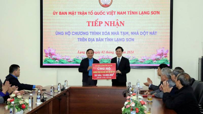 Đại diện lãnh đạo công đoàn tỉnh Lạng Sơn trao ủng hộ xóa nhà tạm, nhà dột nát trên địa bàn tỉnh.