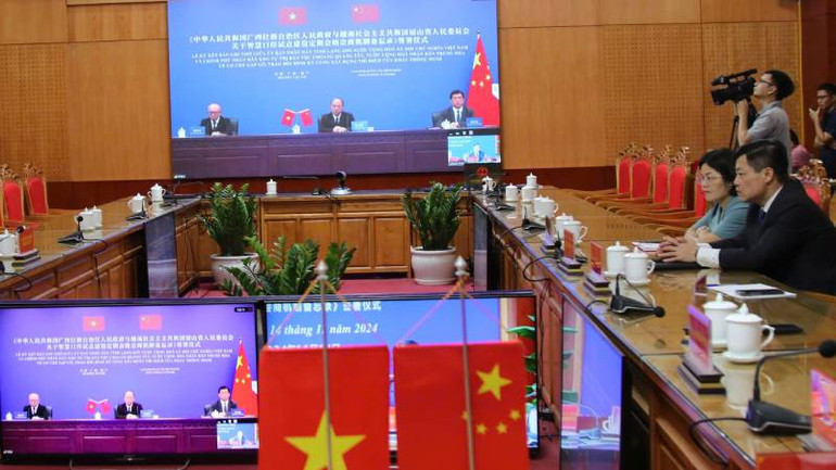 Đại diện lãnh đạo Khu tự trị dân tộc Choang, Quảng Tây (Trung Quốc), dự lễ ký kết bản ghi nhớ trực tuyến.