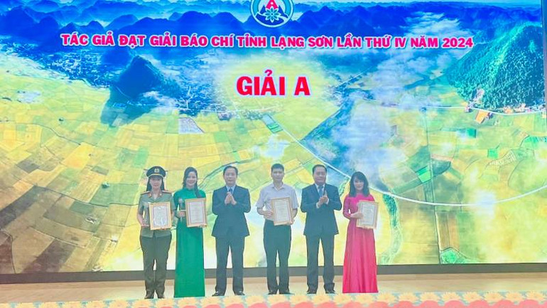 Lãnh đạo tỉnh Lạng Sơn trao giải cho các tác giả đạt giải A.
