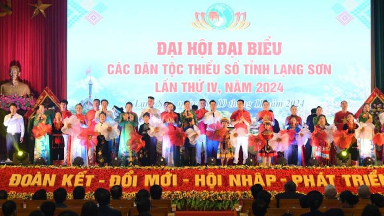 Các đoàn nghệ thuật quần chúng biểu diễn văn nghệ chào mừng Đại hội đại biểu các dân tộc của tỉnh.