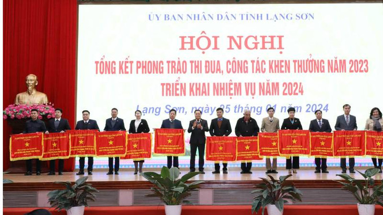 Đồng chí Hồ Tiến Thiệu, Chủ tịch Ủy ban nhân dân tỉnh trao cờ thi đua của Ủy ban nhân dân tỉnh cho các tập thể. Đồng chí Hồ Tiến Thiệu, Chủ tịch Ủy ban nhân dân tỉnh trao cờ thi đua của Ủy ban nhân dân tỉnh cho các tập thể.