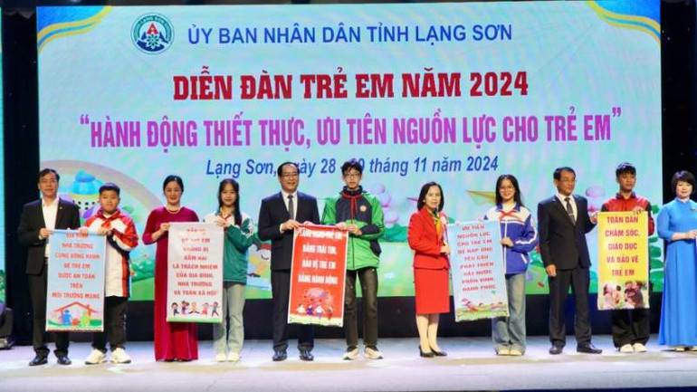 Trẻ em trao khuyến nghị thông điệp của diễn đàn cho các đồng chí lãnh đạo tỉnh.