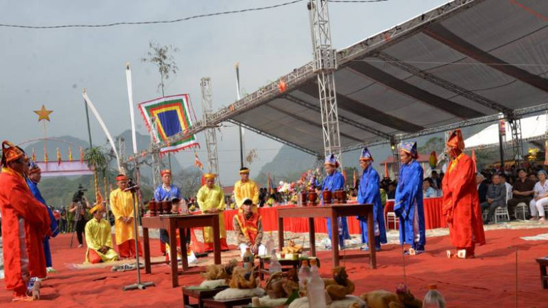 Nghi lễ tế các vị thần tại Lễ hội Trò Ngô. Nghi lễ tế các vị thần tại Lễ hội Trò Ngô.